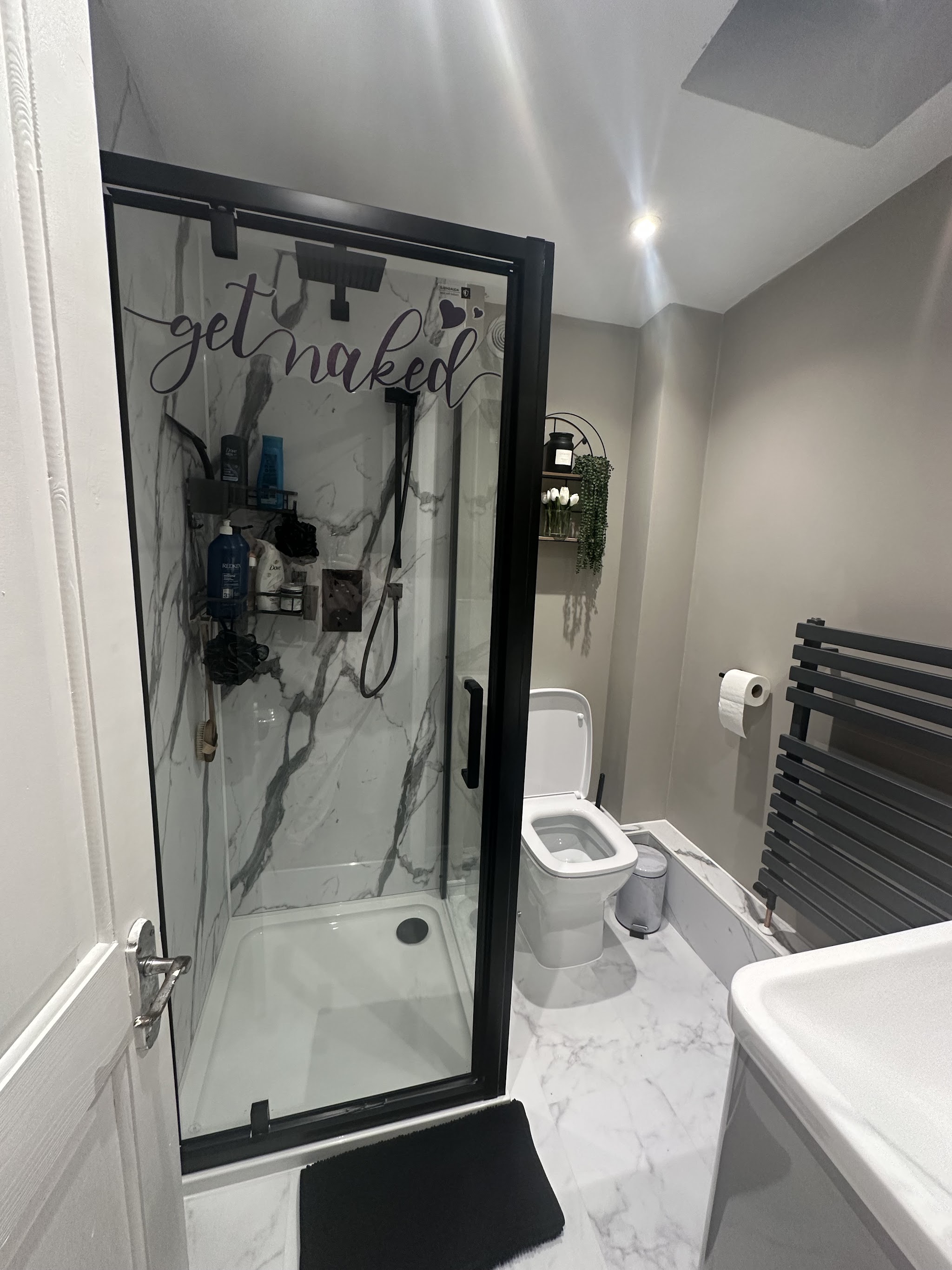 En-suite with a black framed shower enclosure